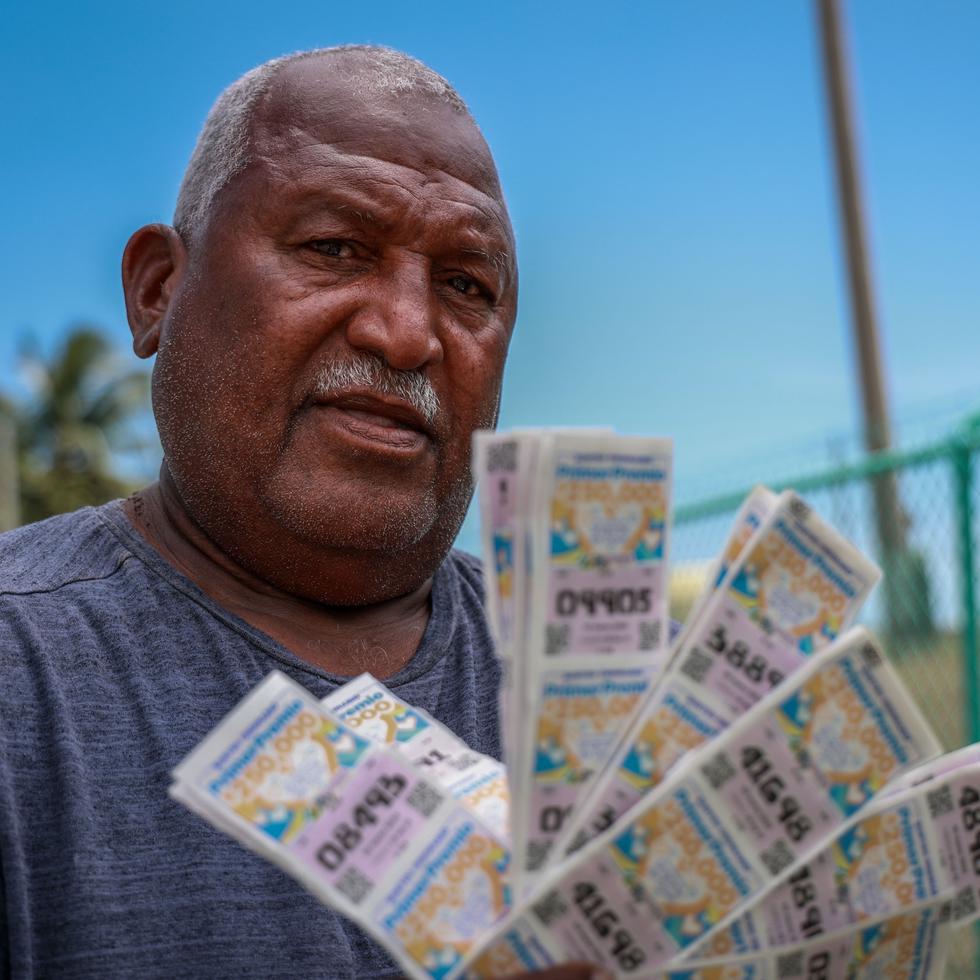 Juan Alberto Rabassa Laboy, conocido por sus allegados como Kiko, el billetero, lleva más de una década vendiendo la lotería en su pueblo de Patillas.