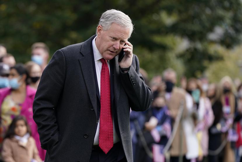 El jefe de despacho de la Casa Blanca, Mark Meadows, conversa por teléfono en el Jardín Sur de la Casa Blanca el 30 de octubre de 2020.