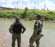 Efectivos de la Guardia Nacional patrullan a orillas del rio Bravo.