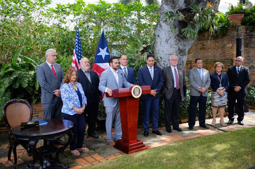 Ricardo Rosselló Nevares realizó acompañado de miembros de su gabinete en el Jardín de La Fortaleza.
