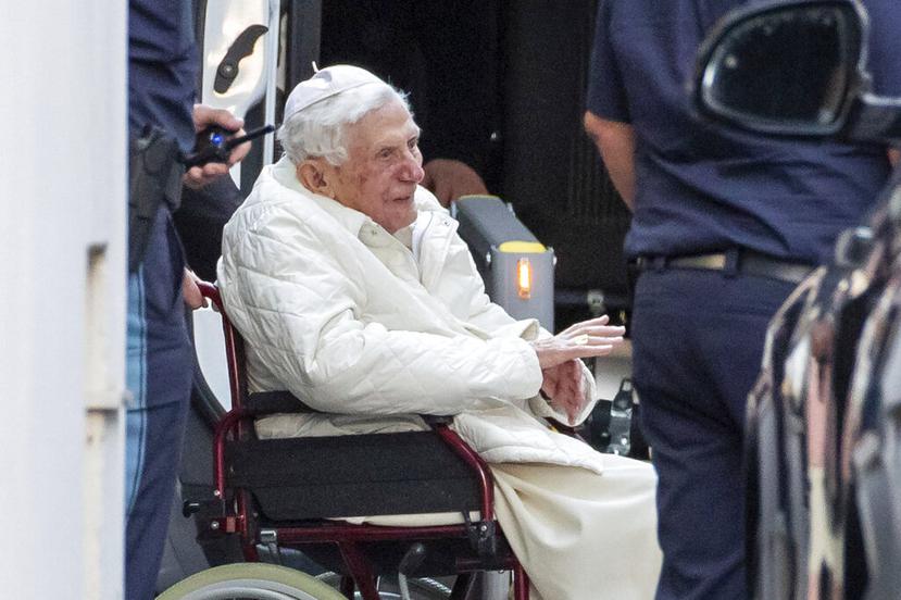El papa emérito Benedicto XVI es empujado en una silla de ruedas hacia un autobús, para estar con su hermano enfermo, en Ratisbona, Alemania, el 18 de junio de 2020.