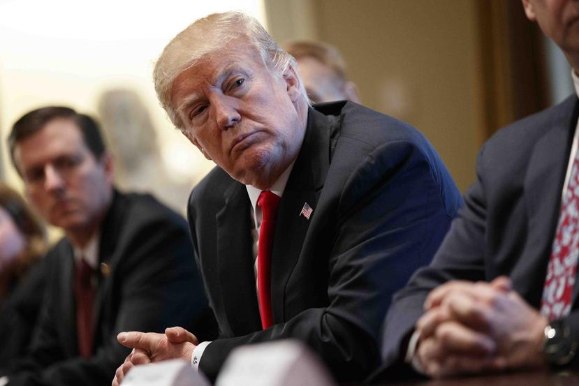 El presidente Donald Trump escucha durante una reunión con ejecutivos del acero y el aluminio en la Sala del Gabinete de la Casa Blanca. (AP)