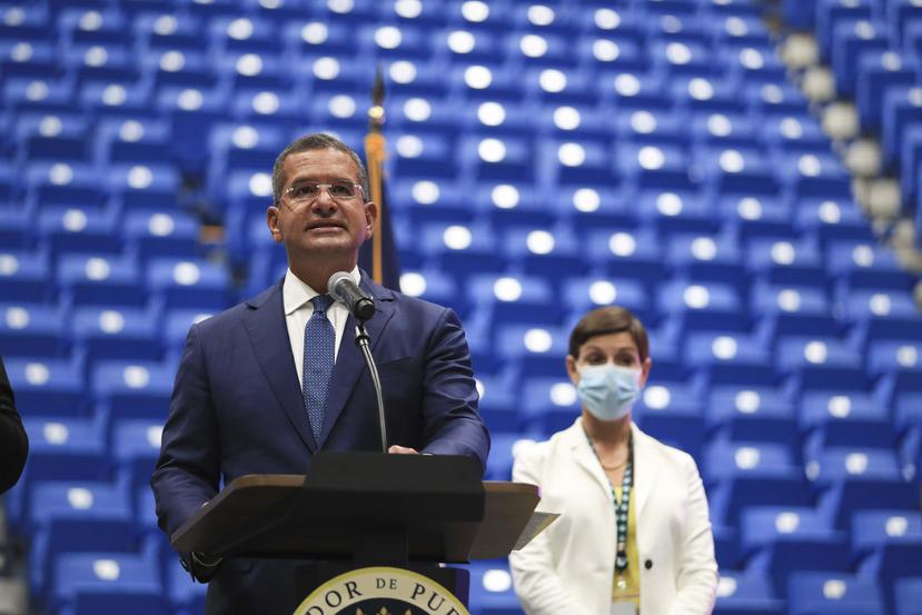 El gobernador Pedro Pierluisi durante la conferencia de prensa en el Coliseo de Puerto Rico en la que anunció cambios a la orden ejecutiva.