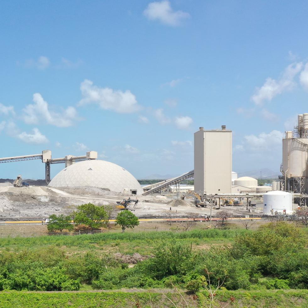 Por ley, a partir de enero de 2028, en el país no se podrá producir energía quemando carbón, y AES Puerto Rico ya está en gestiones para transformar su planta en una de gas natural. En la foto, tomada en mayo pasado, se observa la acumulación de cenizas en la planta de Guayama.