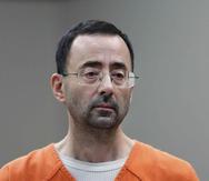 Larry Nassar, de 54 años, comparece en un tribunal para una audiencia en Lansing, Michigan. (AP/Paul Sancya)