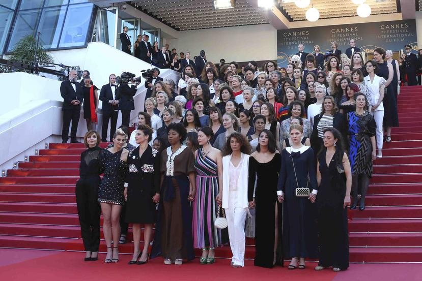 Ochenta y dos mujeres de la industria cinematográfica protestan en los escalones del Palacio de Festivales para exigir igualdad de género en la industria