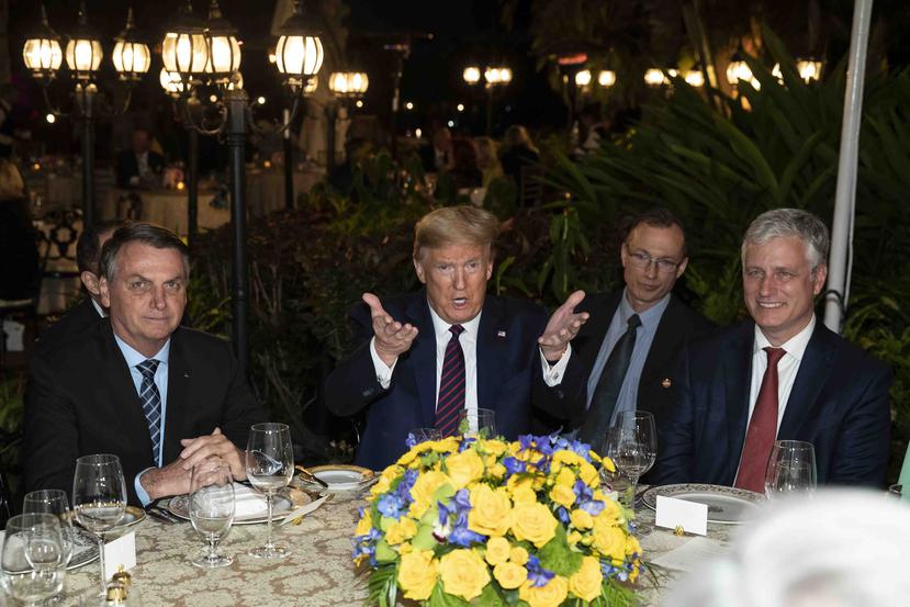 El presidente Donald Trump durante una cena con funcionarios y el presidente brasileño Jair Bolsonaro en Mar-a-Lago, Florida, el 7 de marzo de 2020. (AP/Alex Brandon)