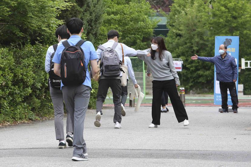 Estudiantes regresan a las escuelas luego de que se autorizara la reapertura de los planteles. (AP)