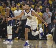 El base de los Warriors de Golden State Stephen Curry reacciona durante el juego 2 de las Finales de la Conferencia Oeste ante los Mavericks de Dallas