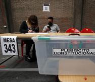 Trabajadores electorales se preparan para un plebiscito sobre el borrador de una nueva Constitución en un centro de votación en Santiago, Chile, el 3 de septiembre de 2022. (AP Foto/Luis Hidalgo)