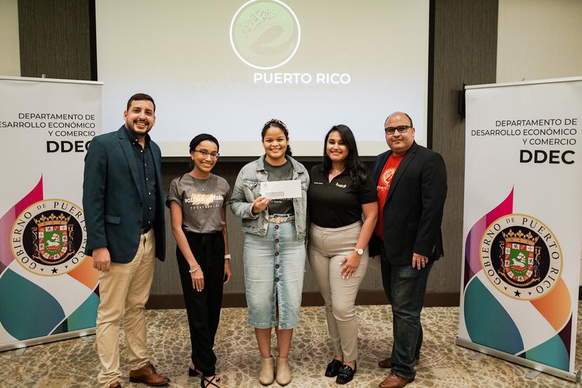 Jorge Pagán, director de la Oficina de Desarrollo de la Juventud del DDEC y Rody Rivera Rojas, director de Enactus PR entregan capital semilla a jóvenes  emprendedores.