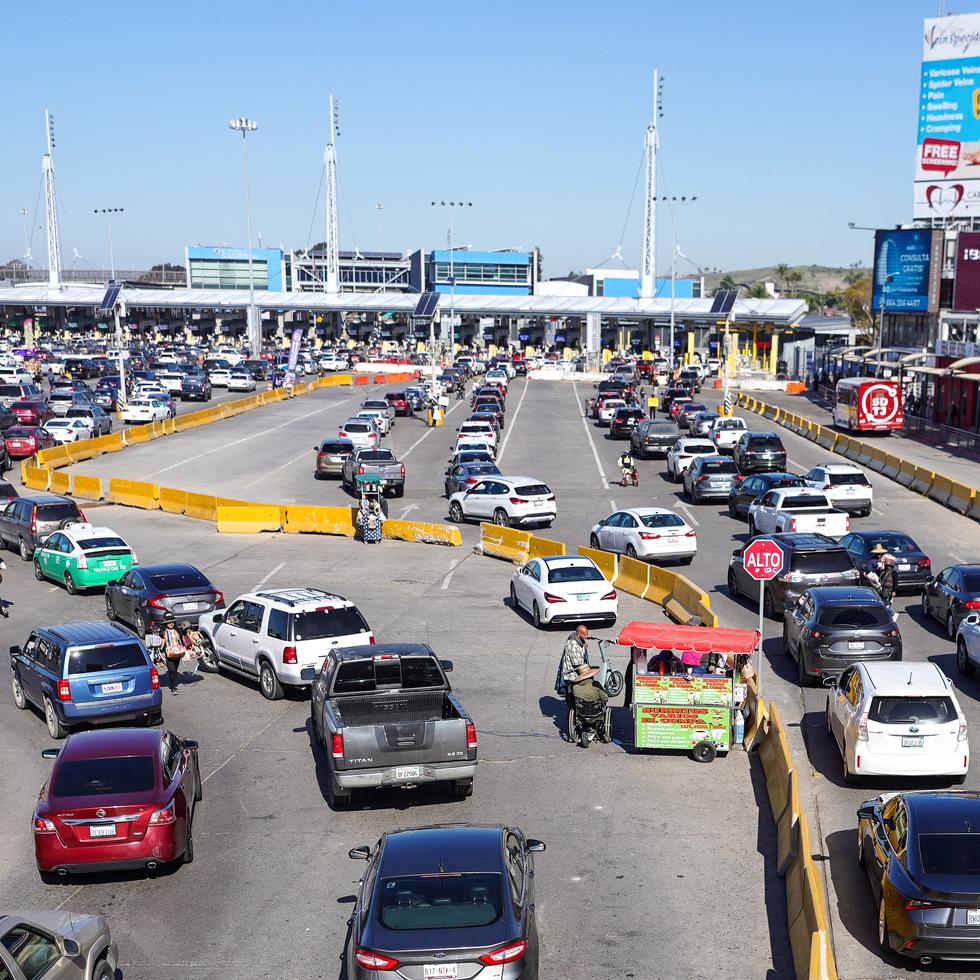 Decenas de automóviles esperan largas colas debido a la minuciosa revisión en la frontera, el 7 de marzo de 2022, en la entrada de San Ysidro en San Diego, California (EE.UU.). EFE/Manuel Ocaño
