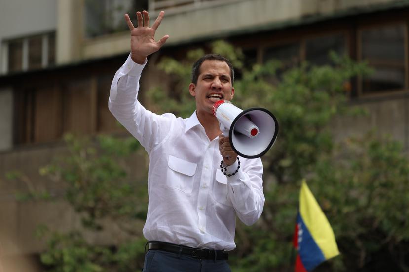 El líder del Parlamento, Juan Guaidó, habla a sus simpatizantes durante la manifestación de este sábado en Caracas. (Agencia EFE)