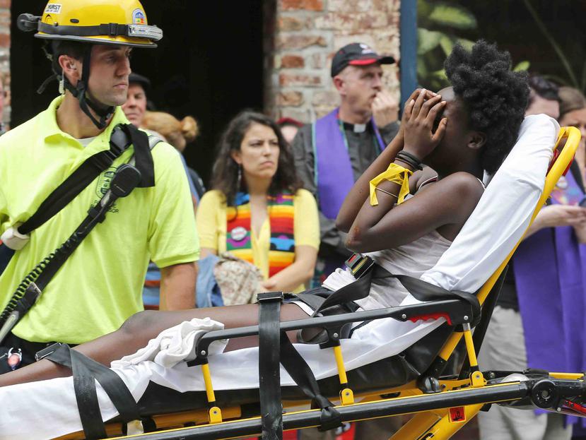 Personal de los servicios de primeros auxilios asisten a una persona herida cuando un neonazi atropelló a una multitud en Charlottesville, Virginia, en el 2017. (AP/Steve Helber)