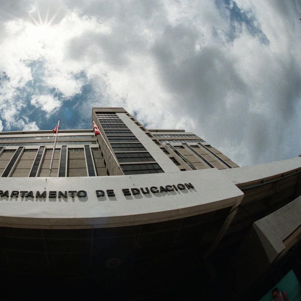Foto del edificio que albergaba la sede del Departamento de Educación en Hato Rey.