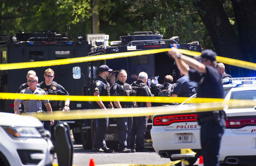 Múltiples policías se reúnen en el sitio donde ocurrió un tiroteo en Baton Rouge, Luisiana. (AP)