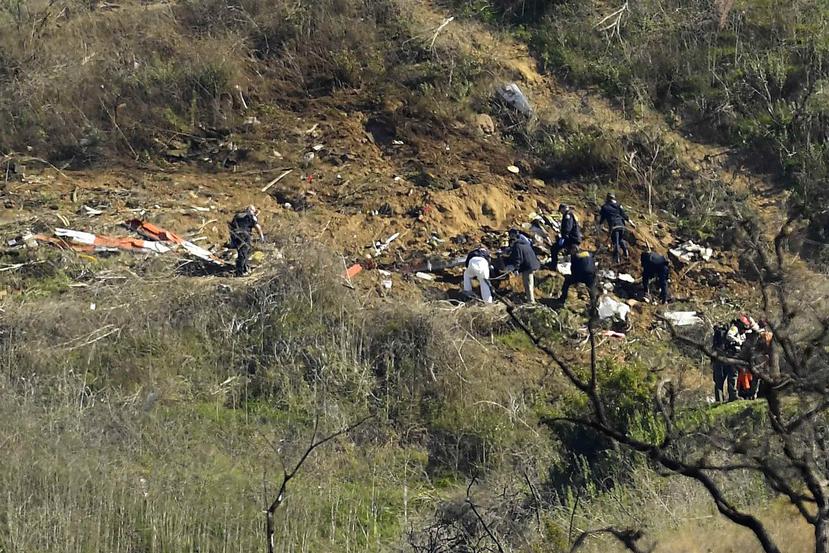 Investigadores trabajan el lunes 27 de enero de 2020 en una colina de Calabasas, California, donde cayó un día antes un helicóptero en el que murieron nueve personas, incluido el excanastero Kobe Bryant. (AP/  Mark J. Terrill)