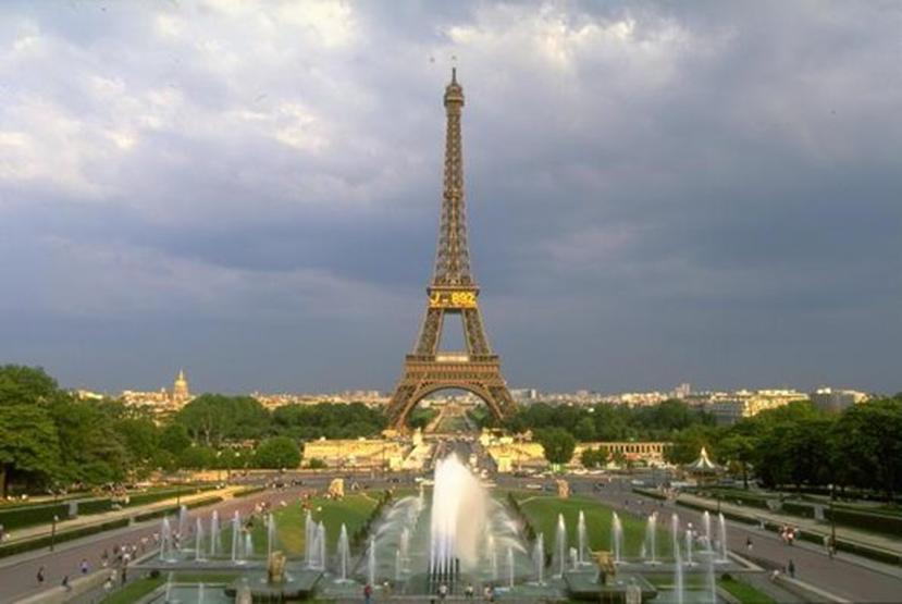 El tranque es por las filas para entrar a la Torre Eiffel. (AP)