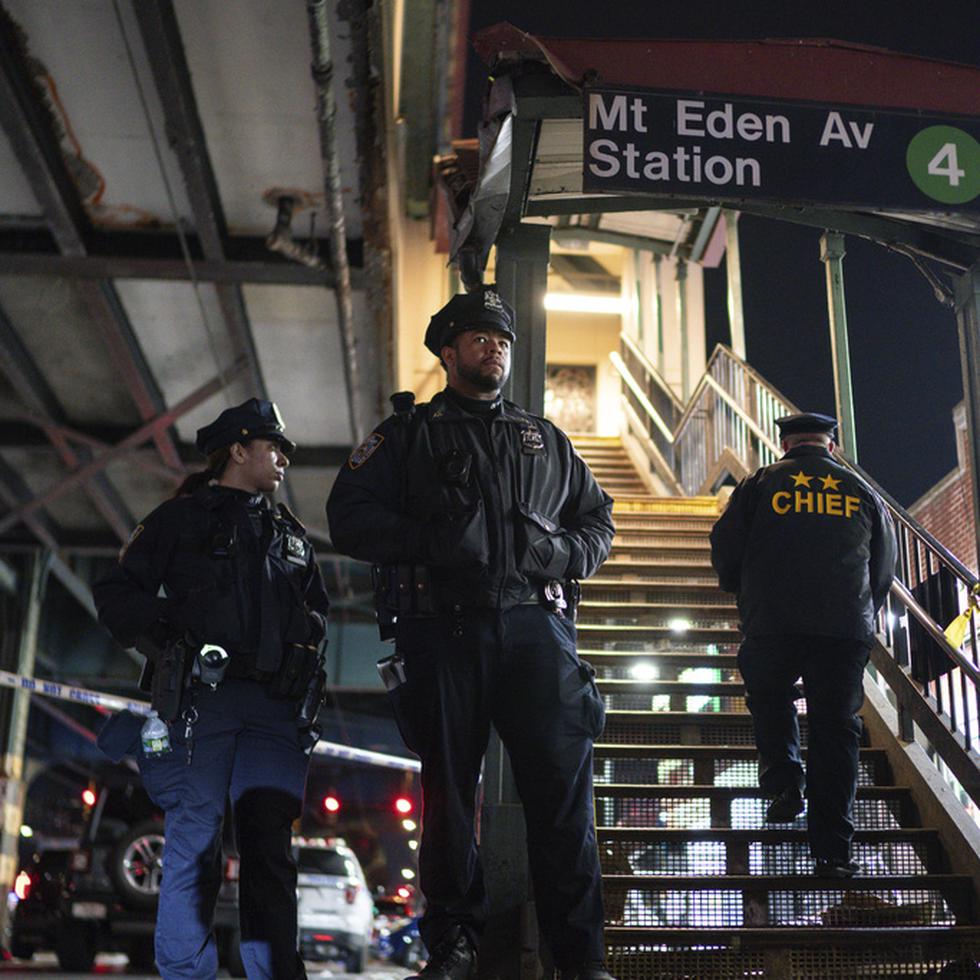 La Policía indicó en conferencia de prensa que el hombre herido, de 36 años, entró por la puerta de emergencia del metro, evadiendo la tarifa, y lo hizo portando un arma de fuego, de acuerdo con un vídeo.