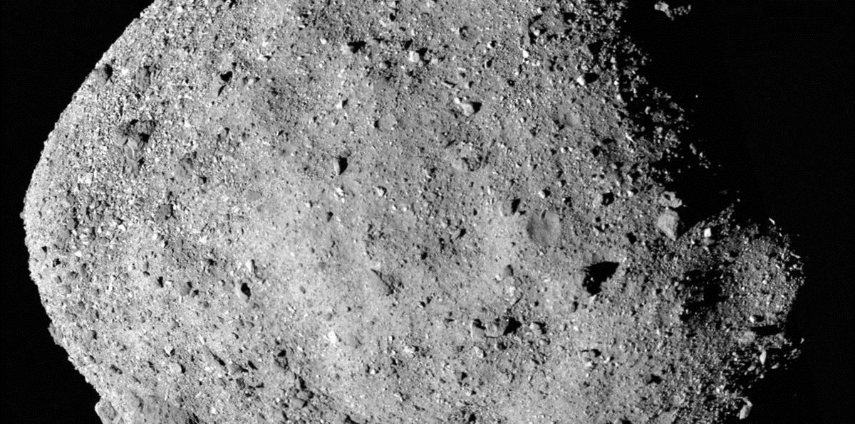 Fotografía cedida por la NASA de una imagen en mosaico del asteroide Bennu que se compone de 12 imágenes PolyCam recopiladas el 2 de diciembre por la nave espacial OSIRIS-REx desde un rango de 15 millas.