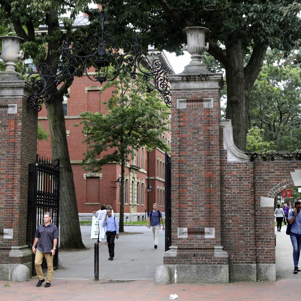 Un portavoz del Departamento de Educación confirmó que su Oficina para Derechos Civiles ha abierto una investigación sobre Harvard, pero declinó dar más detalles.