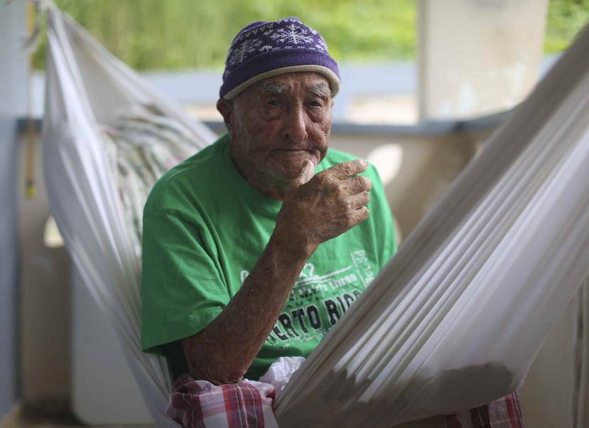 Don Felo López Vázquez pasa sus días en una hamaca.