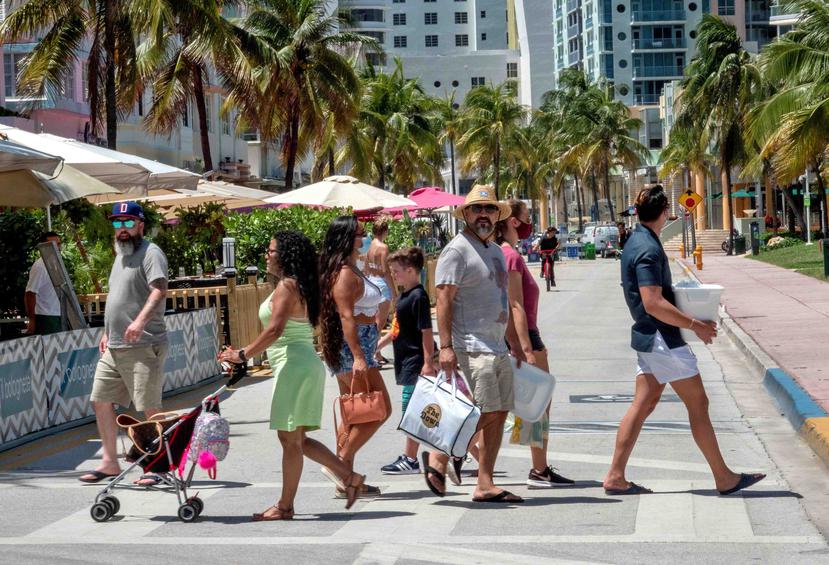 Un grupo de personas camina por Miami Beach. (EFE)