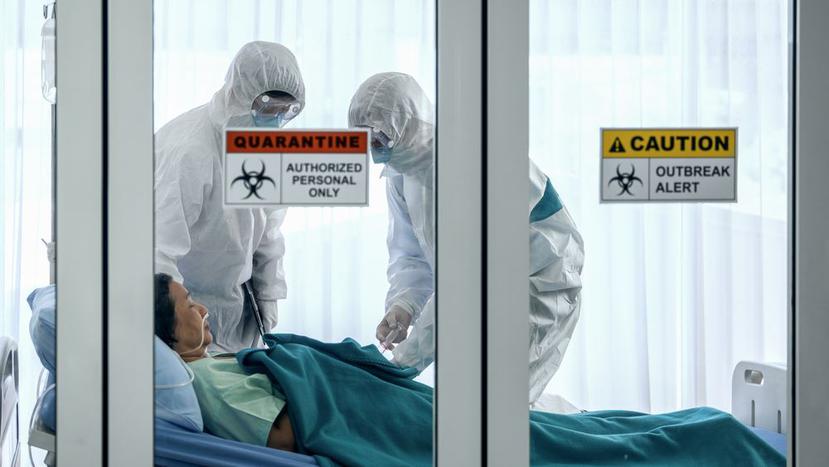 Paciente infectado con covid-19 en cama en sala de cuarentena. (Shutterstock)