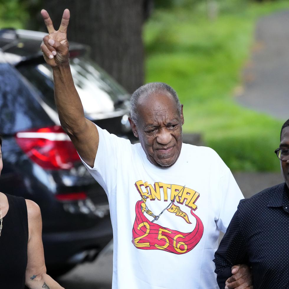 El comediante Bill Cosby, centro, y el vocero Andrew Wyatt, derecha, se acercan a miembros de los medios reunidos fuera de la casa de Cosby en Elkins Park, Pensilvania, el miércoles 30 de junio de 2021 después de que la corte superior de Pensilvania anuló su condena por abuso sexual.