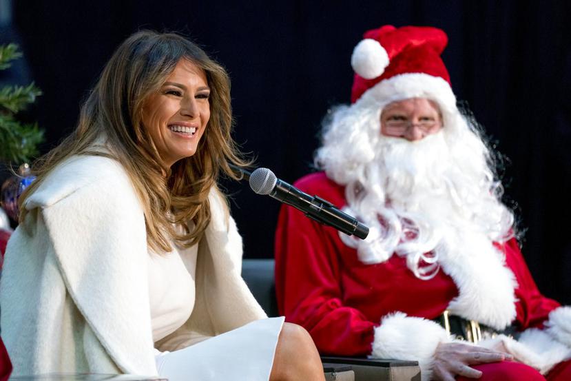 La primera dama de Estados Unidos, Melania Trump, sonríe junto a Santa Claus mientras responde a preguntas de niños antes de leer el cuento The Polar Express a los niños en el Children's National Medical Center. (AP)