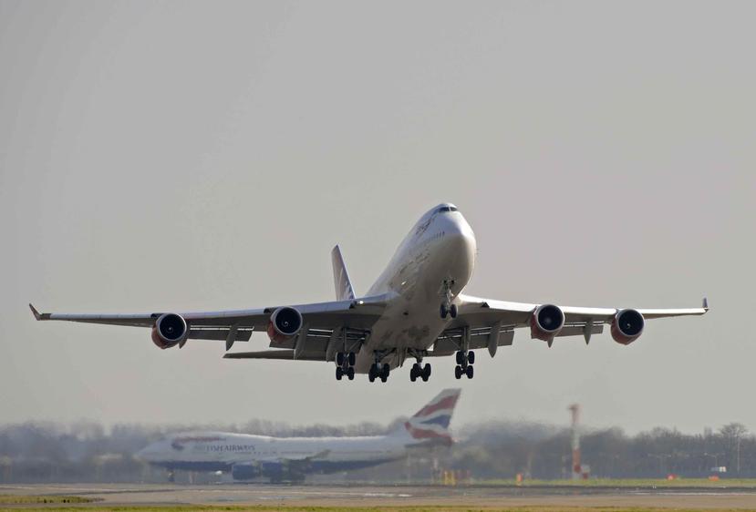Un avión de Virgin saliendo del aeropuerto de Heathrow en Londres. (AP)