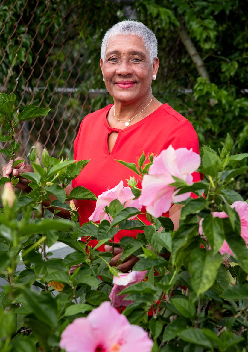 Elsa Carrión, paciente de cancer, en el jardín de su hogar en Yabucoa.