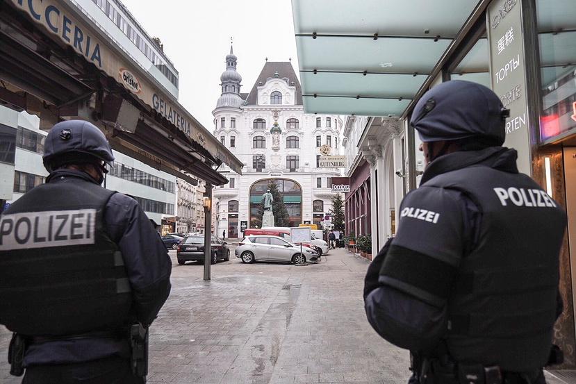 Agentes de Policía permanecen en guardia en el lugar de un tiroteo en el centro de Viena, Austria. (EFE/ Alex Halada)