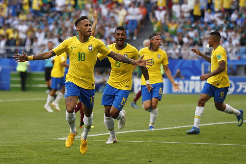 Neymar lideró a Brasil en le triunfo 2-0 sobre México. (AP)