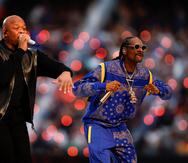 Los raperos estadounidenses Dr. Dre (i) y Snoop Dogg (d) fueron registrados este domingo, durante el espectáculo del medio tiempo del Super Bowl LVI, en el SoFi Stadium, en Inglewood, California.