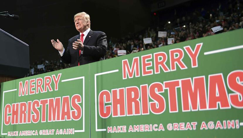 Donald Trump lleva semanas adornando sus comparecencias públicas con toques navideños. (AP)