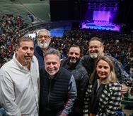 Desde Puerto Rico hasta Madrid llegó un grupo de amigos que viajó para ver el concierto. En la foto Rey Vega, el Lcdo. Mario Rodríguez, Luisito Vigoreaux, Eddie López, Charlie Castro y Norma Rosario .