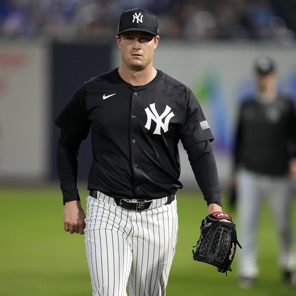 El lanzador abridor de los Yankees de Nueva York Gerrit Cole camina hacia el terreno de juego antes de un juego de pretemporada ante los Azulejos de Toronto, el 1 de marzo de 2024, en Tampa, Florida.
