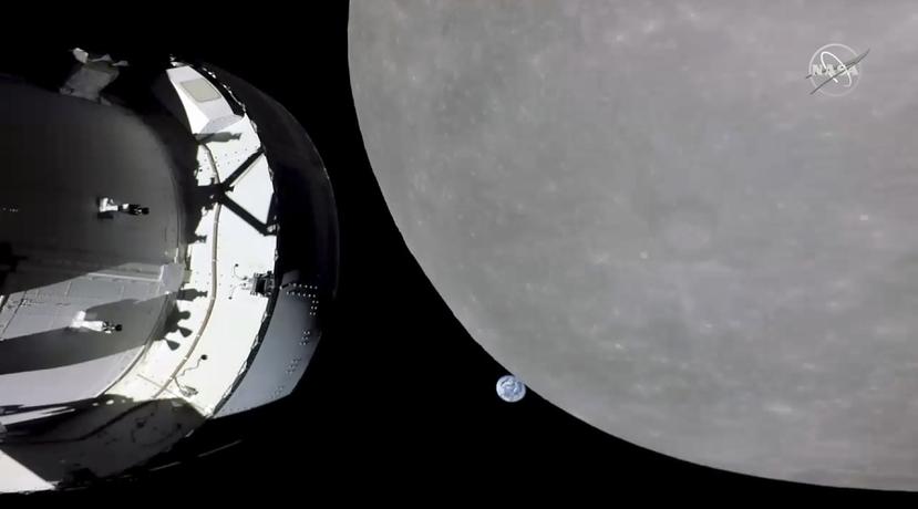 Esta imagen tomada del canal de la NASA muestra la cápsula Orion, acercándose a la Luna, el lunes 21 de noviembre de 2022.