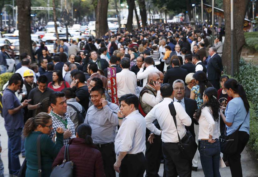 Numerosas personas colman la avenida Reforma, en la Ciudad de México, después de salir apresuradamente de los lugares donde se encontraban debido al fuerte sismo del pasado viernes. (AP)