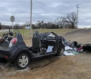 Esta imagen proporcionada por la televisora KFOR muestra un vehículo destruido junto a una autopista en Tishomingo, Oklahoma, el 22 de marzo de 2022.