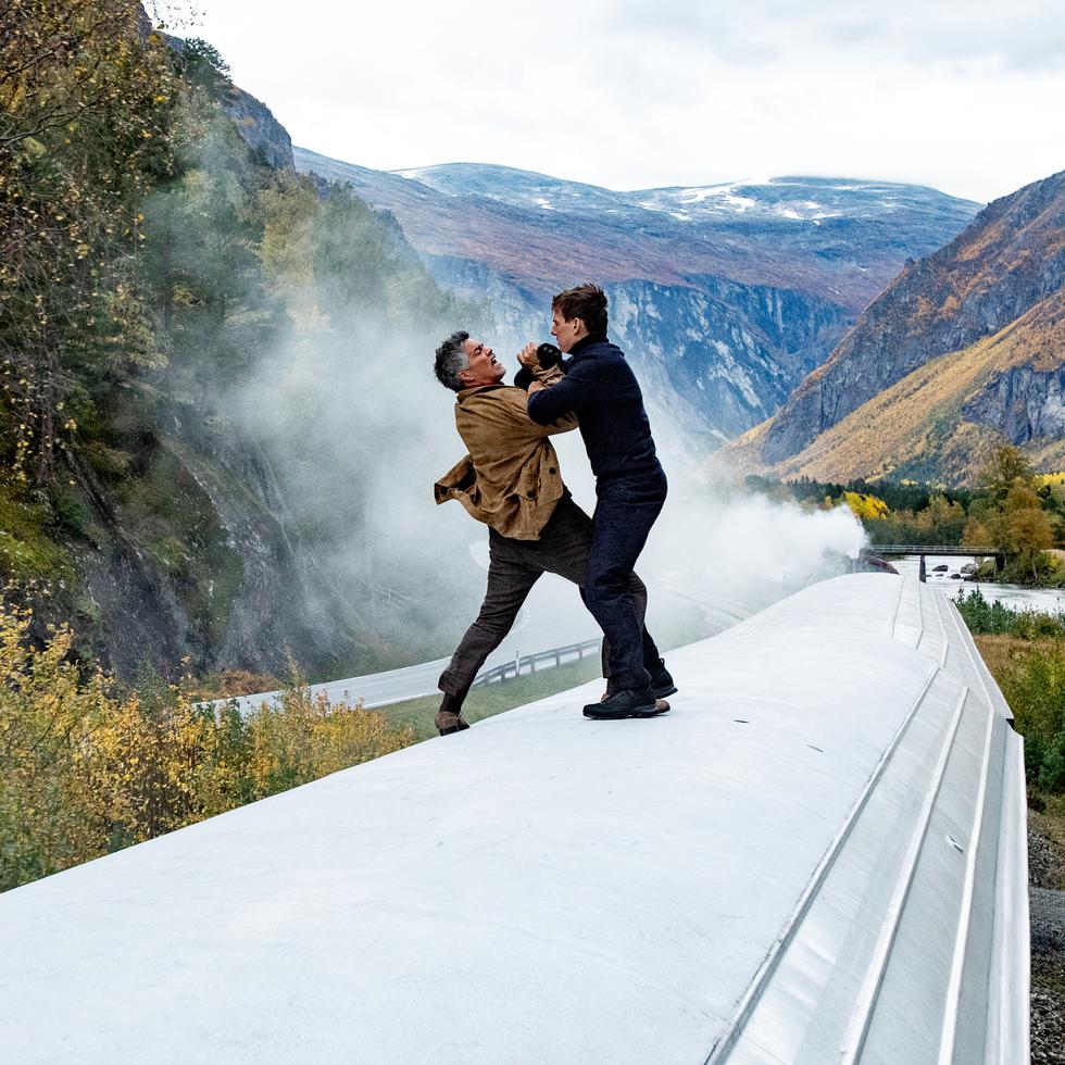Esaí Morales y  Tom Cruise en una de las secuencias más electrizantes de la cinta “Mission: Impossible - Dead Reckoning Part One”, que estrena en cines el 12 de julio.