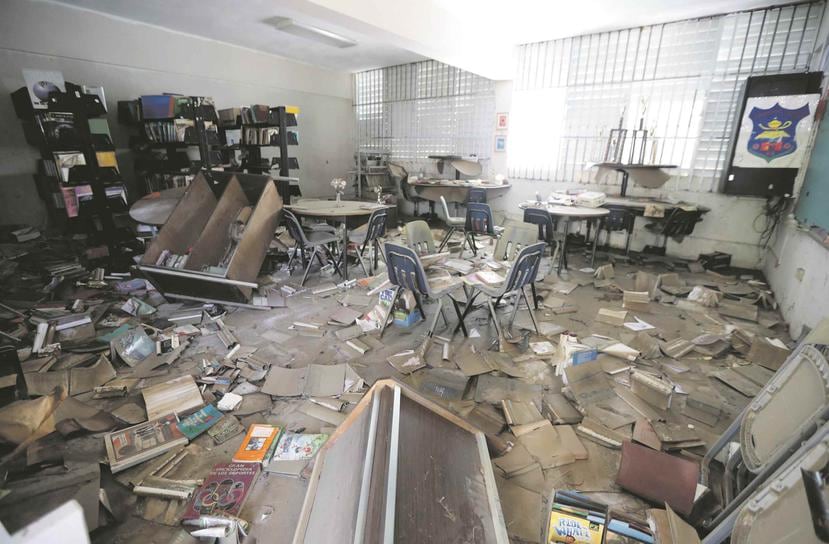 Uno de los salones de la escuela intermedia Marcelino Canino en el barrio Maguayo en Dorado sufrió considerables daños por el huracán María.
