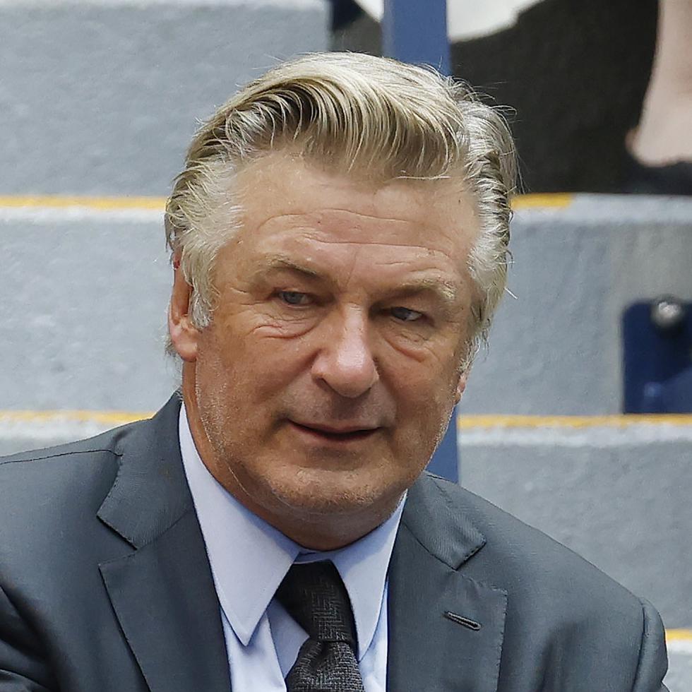 New York (United States), 12/09/2021.- US actor Alec Baldwin watches as Daniil Medvedev of Russia and Novak Djokovic of Serbia play in men's final match on the fourteenth day of the US Open Tennis Championships at the USTA National Tennis Center in Flushing Meadows, New York, USA, 12 September 2021. The US Open runs from 30 August through 12 September. (Tenis, Abierto, Rusia, Estados Unidos, Nueva York) EFE/EPA/JOHN G. MABANGLO