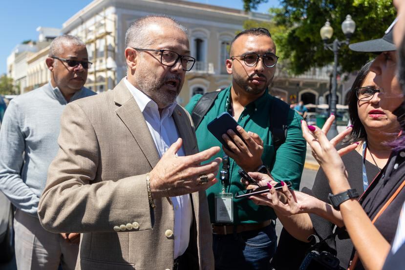 El alcalde Luis Irizarry Pabon contestó algunas preguntas de la prensa, pero no se reunió con los manifestantes.