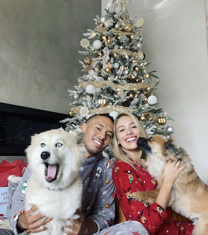 Carlos Correa y su esposa Daniella con sus dos mascotas. (Instagram)
