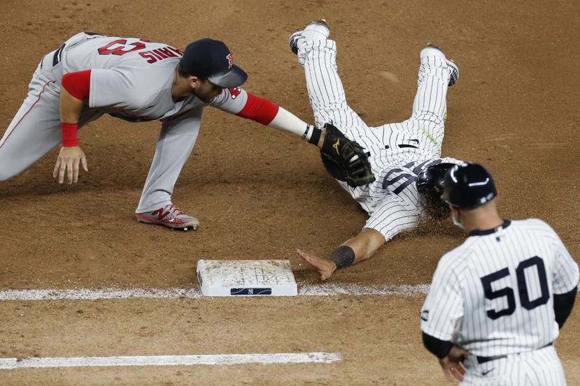 El jugador de los Yankees Gleyber Torres (25) es retirado por Michael Chavis (23) de los Red Sox de Boston.