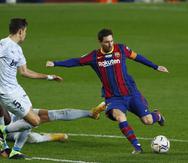 Lionel Messi realiza un disparo a la portería contra el Valencia en el estadio Camp Nou.
