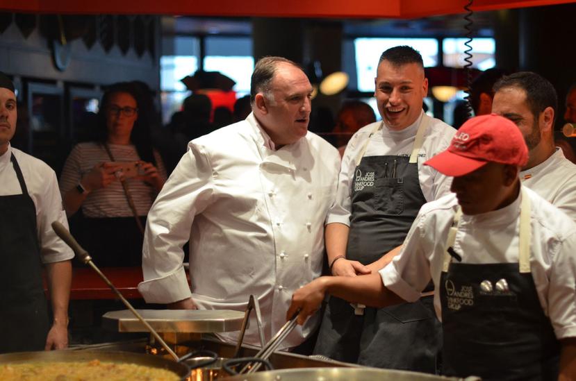 El español José Andrés estuvo presente durante la apertura del restaurante en Orlando. (Suministrada)