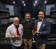 De izquierda a derecha: Jochi Dávila, Eduardo Cabrer y Jorge Pérez, quienes muestran la pieza de arte que se le obsequia a los artistas y productores que se presentan en el Coca-Cola Music Hall.